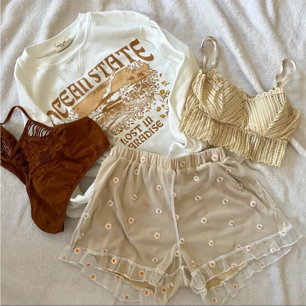 Daisy Embroidered Mesh Ruffle Shorts 🌼 - Picture 9 of 9